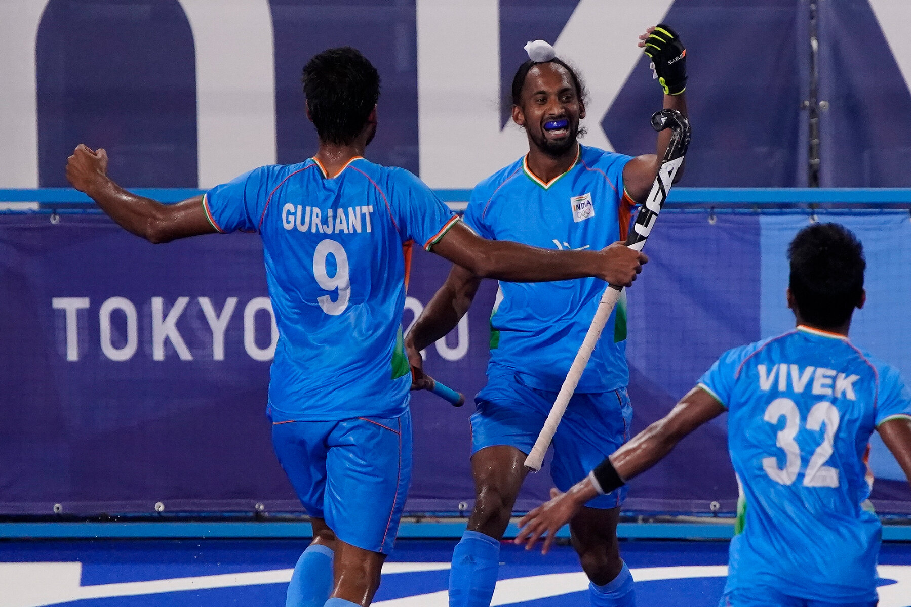 <p>Мужская команда Индии по хоккею на траве празднует гол в ворота Великобритании, 1 августа 2021 года</p>
