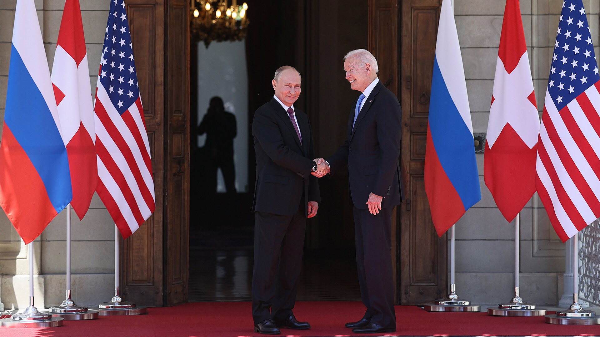 <p>Владимир Путин и 46-й президент США Джо Байден жмут друг другу руки перед встречей на высшем уровне в Женеве. Президенты общались больше трех часов в узком и широком формате.</p>