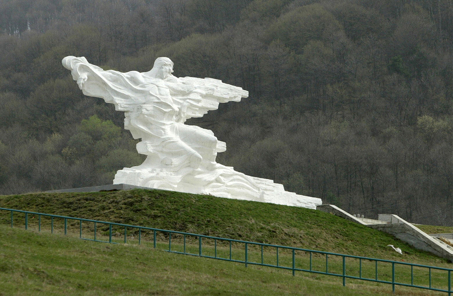 <p>Памятник погибшим в 2002 году при сходе ледника Колка в Кармадонском ущелье.</p>