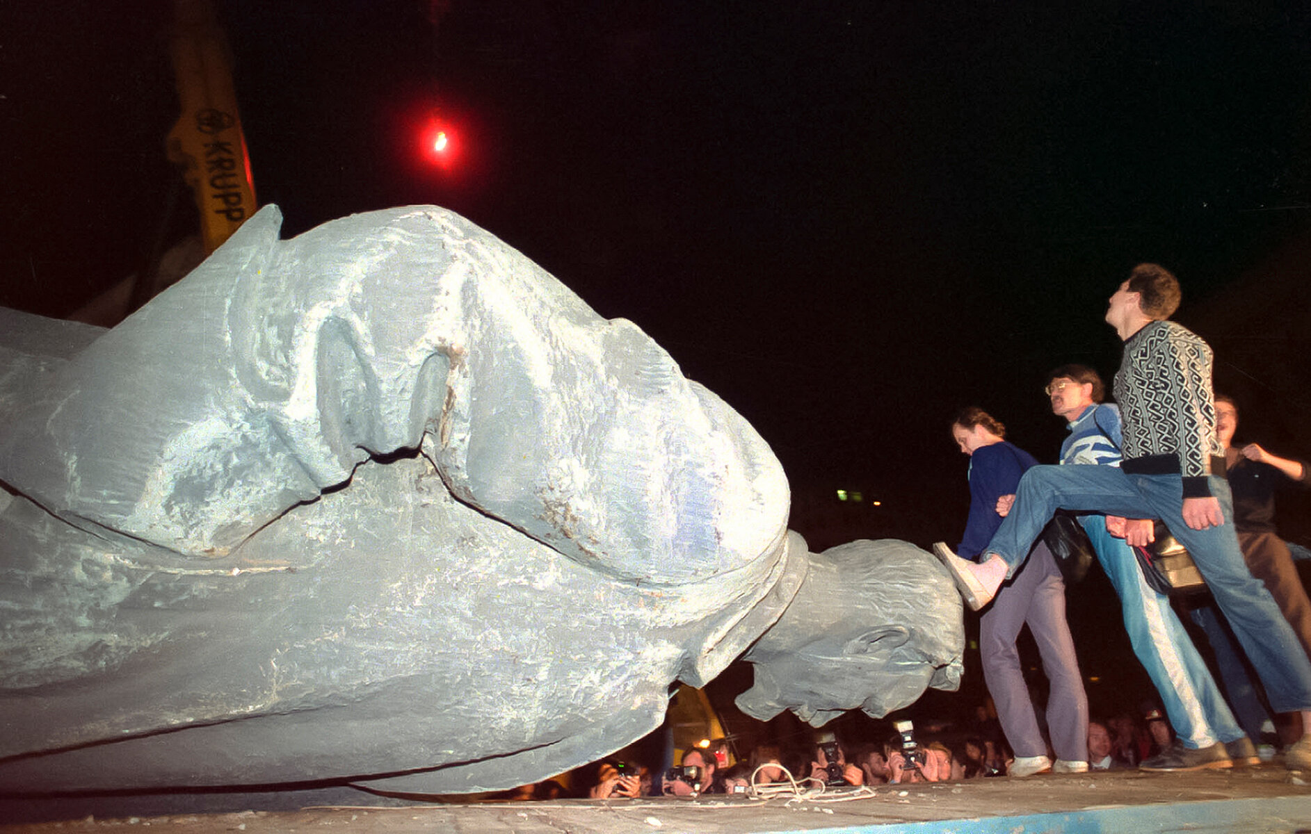 <p>Снос памятнику Феликсу Дзержинскому&nbsp;на Лубянке, 23 августа 1991 года&nbsp;</p>