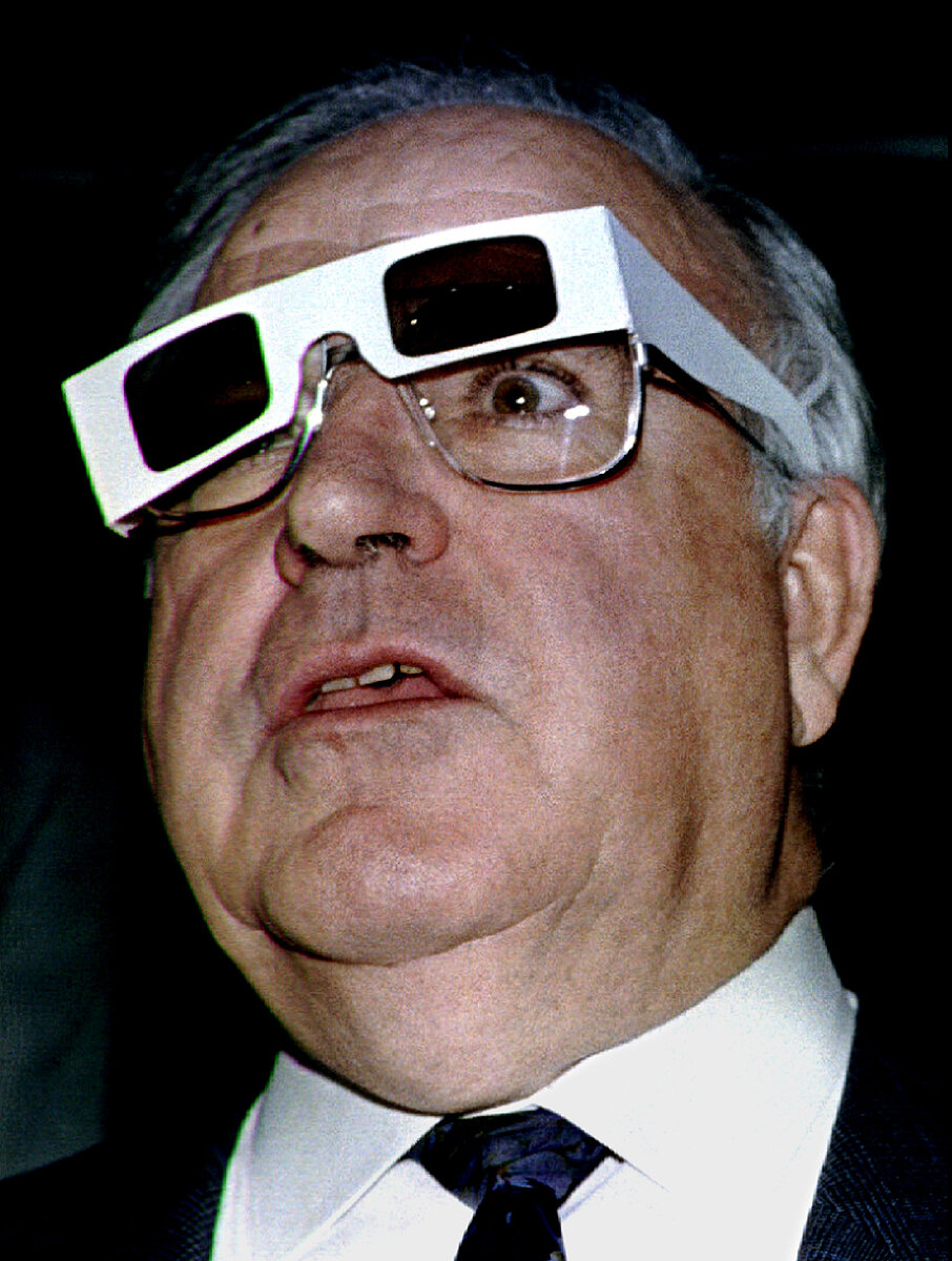 <p>Гельмут Коль в 3D-очках во время посещения компьютерной ярмарки в&nbsp;1993 году.</p>