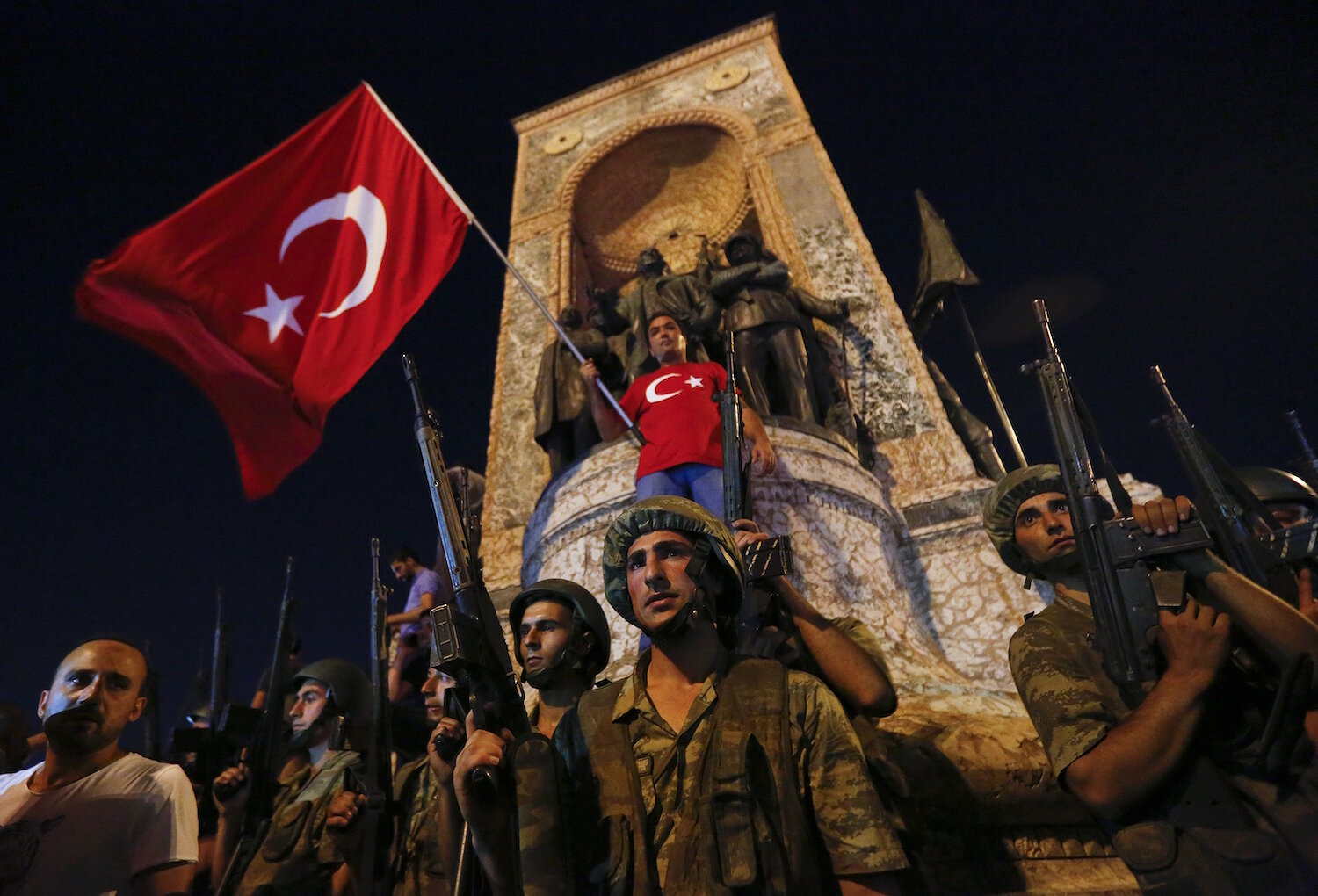 <p>16 июля. Стамбул, Турция. Военные стоят&nbsp;перед памятником Республики на площади Таксим во время попытки государственного переворота.</p>