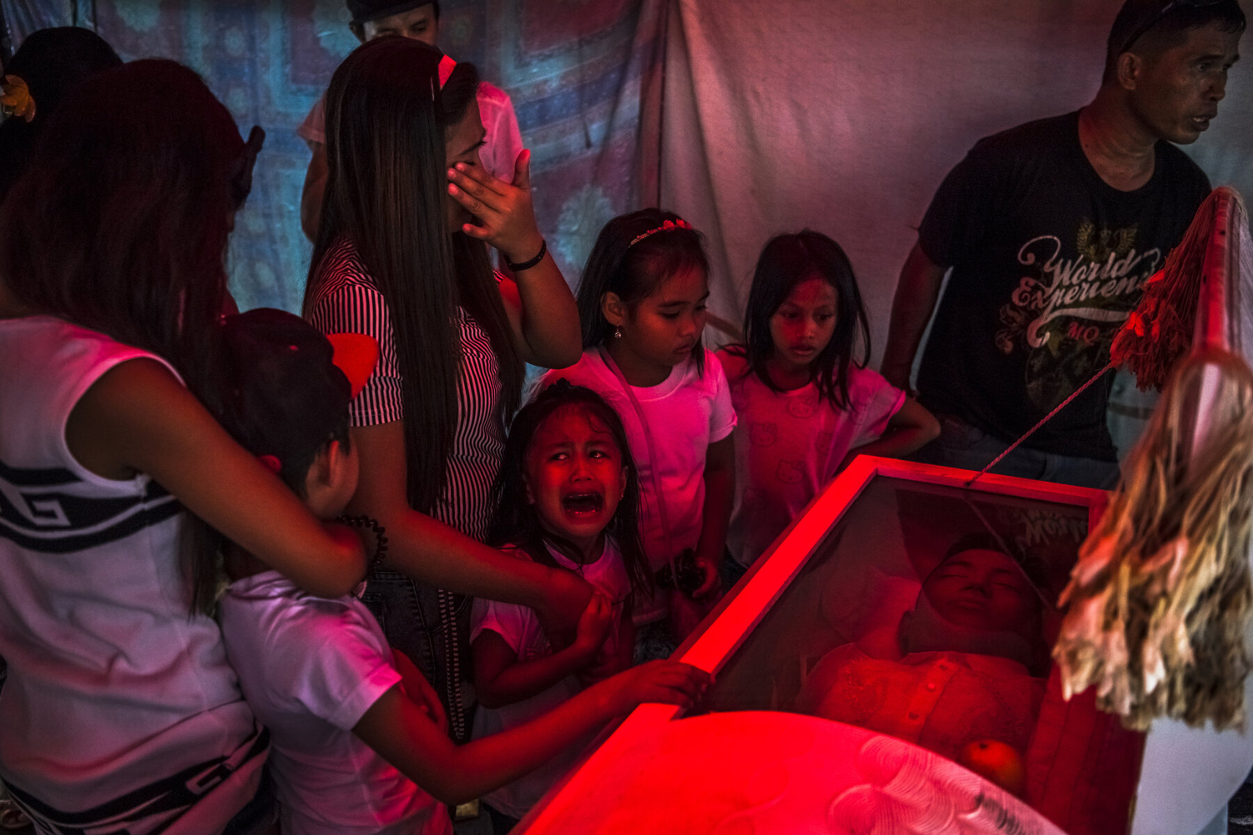 <p>Серия фотографий Дэниеля Береулака получила приз в категории &laquo;Новости&raquo;. На фотографии: шестилетняя Джими плачет рядом с телом своего 25-летнего отца в Маниле, Филиппины.</p>