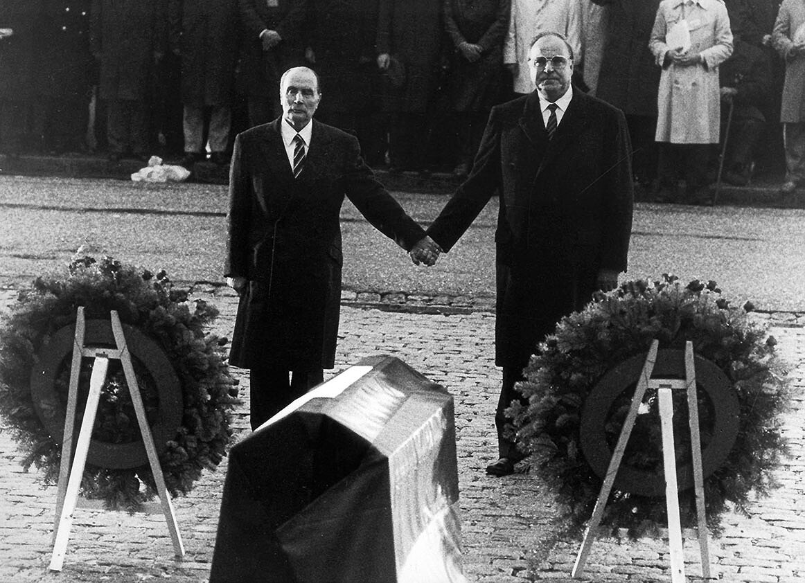 <p>Гельмут Коль держится за руки с президентом Франции Франсуа Миттераном в 1984 году во время посещения места битвы при Вердене.</p>