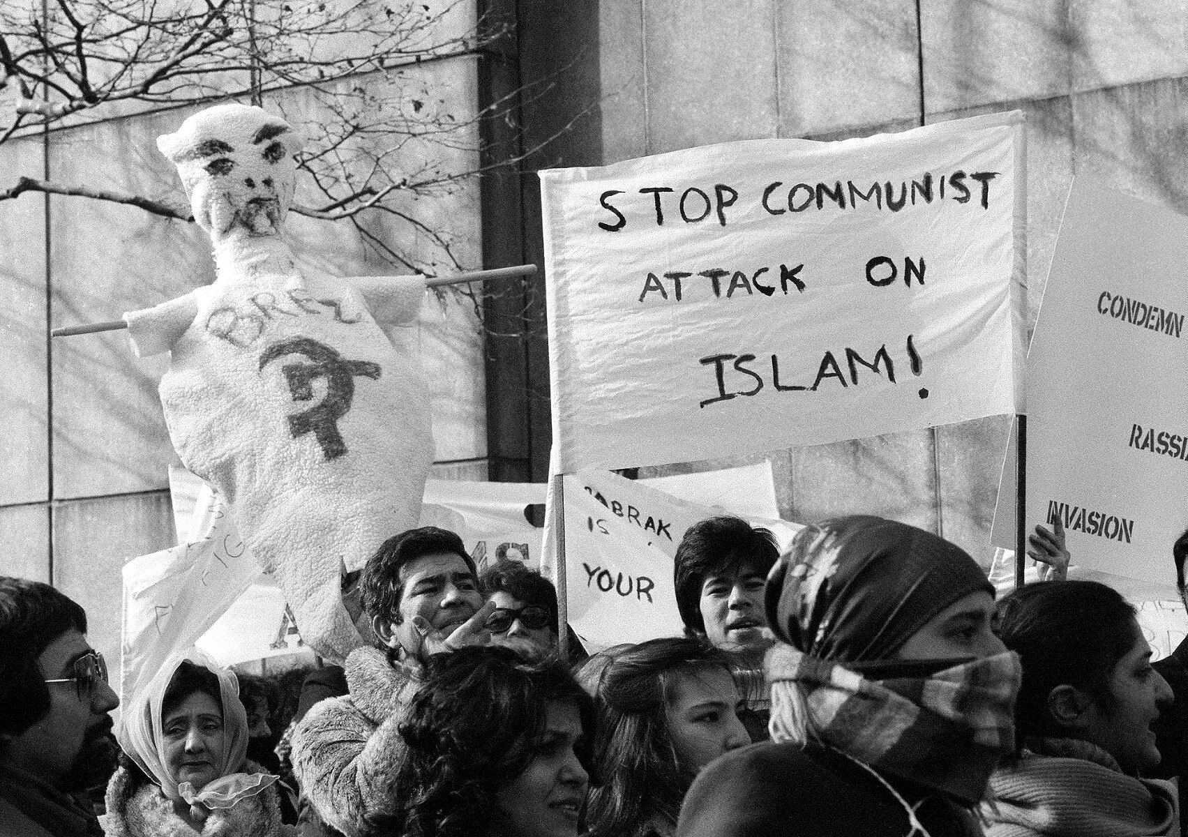 <p>Примерно 100 человек протестуют против ввода советских войск в Афганистан у штаб-квартиры ООН в Нью-Йорке, 5 января 1980 года</p>