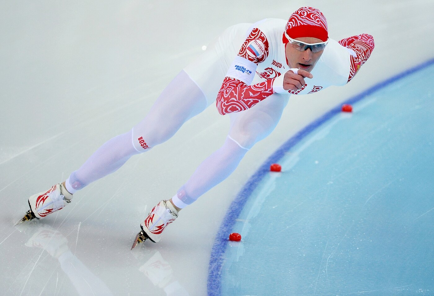 <p><strong>Александр Скобрев</strong> на Играх 2010 года завоевал две медали &mdash; серебро и бронзу. В Сочи он финишировал 7-м на дистанции 5000 метров. Кроме Скобрева МОК пожизненно остранил конькобежца <strong>Александра Кузнецова</strong>, который в Сочи занял 19 место на дистанции 500 метров.&nbsp;</p>