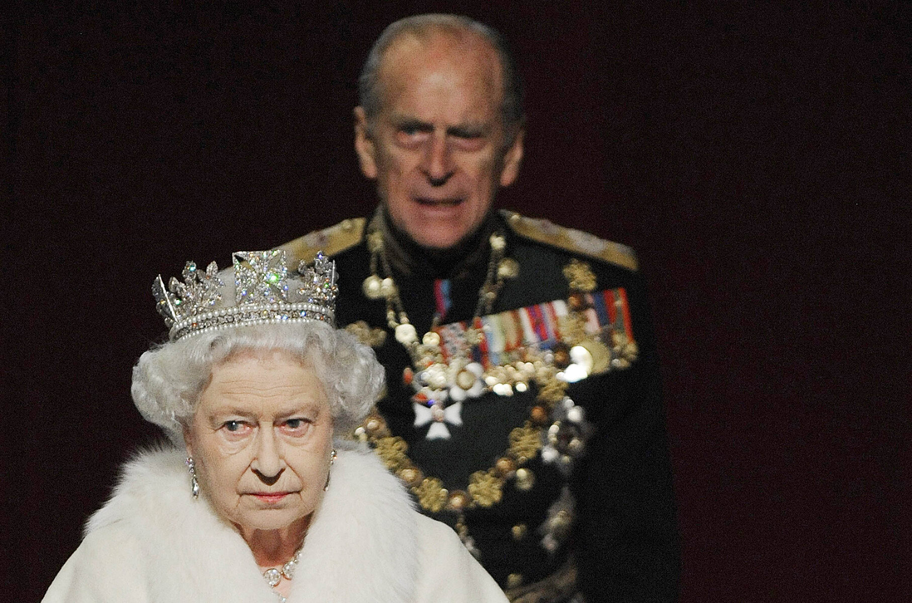 <p>Королева Елизавета II и принц Филипп покидают здание парламента после ежегодной Церемонии открытия, 2009</p>