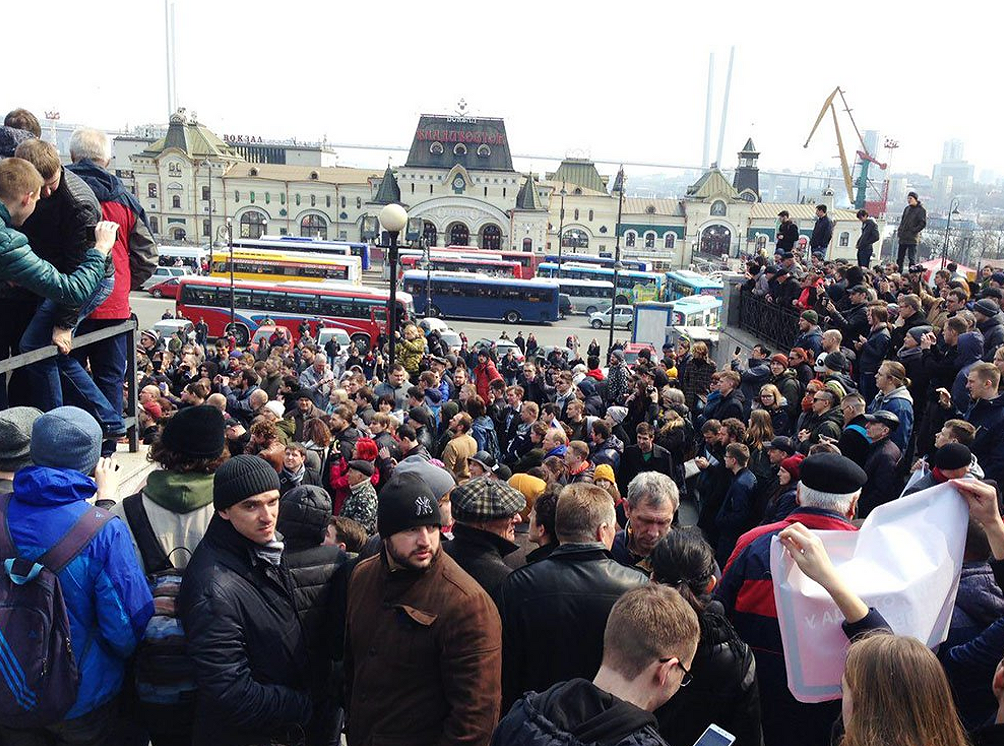 <p>На акции во Владивостоке задержали не менее 30 человек. Участники собрались у РОВД, куда отвезли задержанных</p>