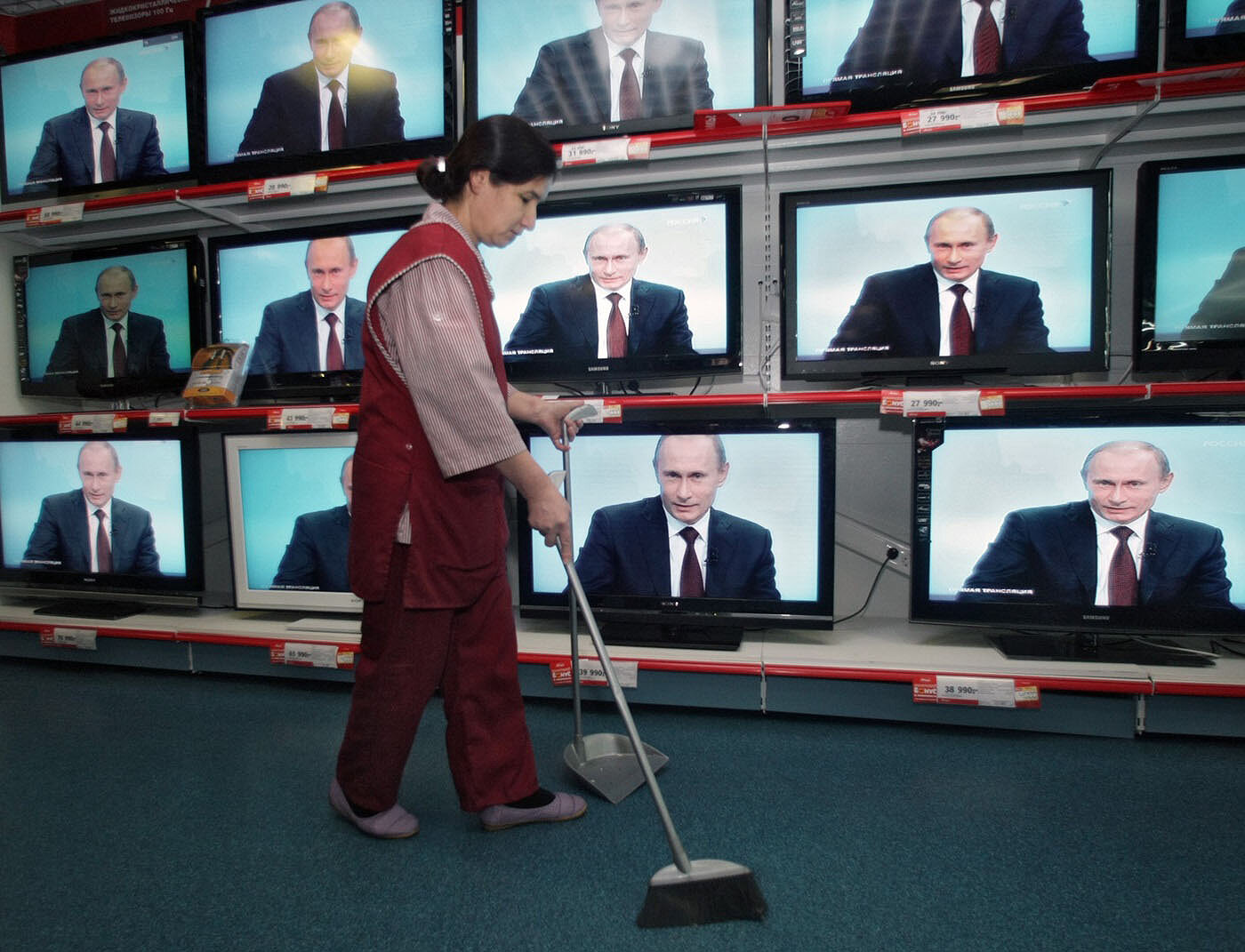 <p>Москва, 2009 год. Трансляция в магазине электроники</p>