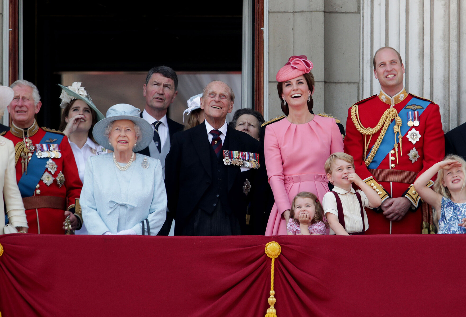 <p>Принц Филипп с королевой Елизаветой II и родственниками наблюдают за церемонией выноса знамени во время плац-парада Королевской конной гвардии в Лондоне, 2017</p>