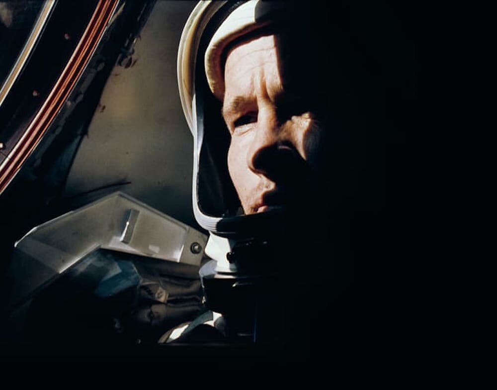 <p>Астронавт Эд Вайт, сфотографированный командиром Джимом МакДивиттом на борту корабля &laquo;Гемини-4&raquo;, июнь 1965 года.</p>

<p>&nbsp;</p>