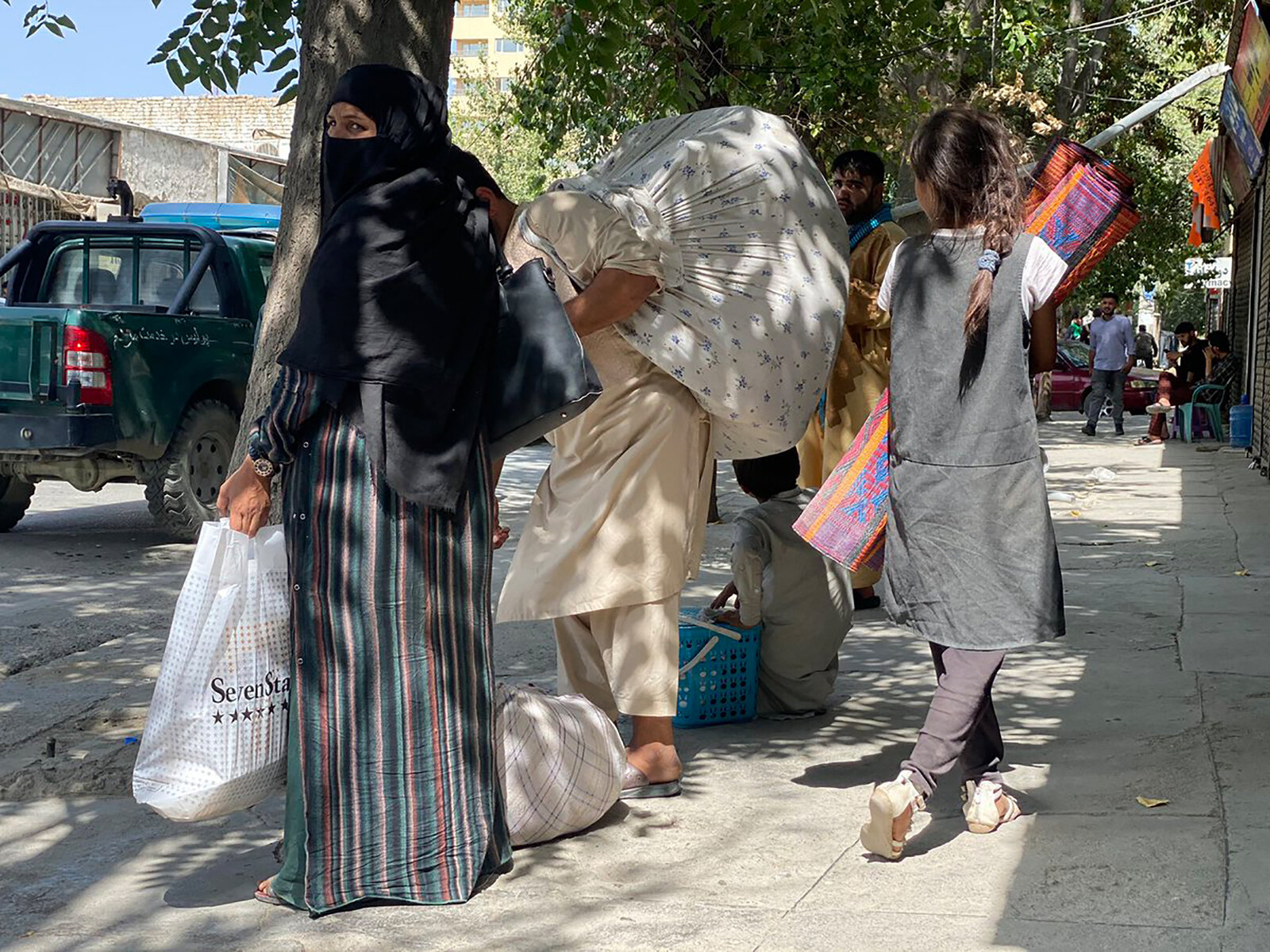 <p>Местные жители с собранными вещами на улице Кабула, 15 августа 2021 года</p>
