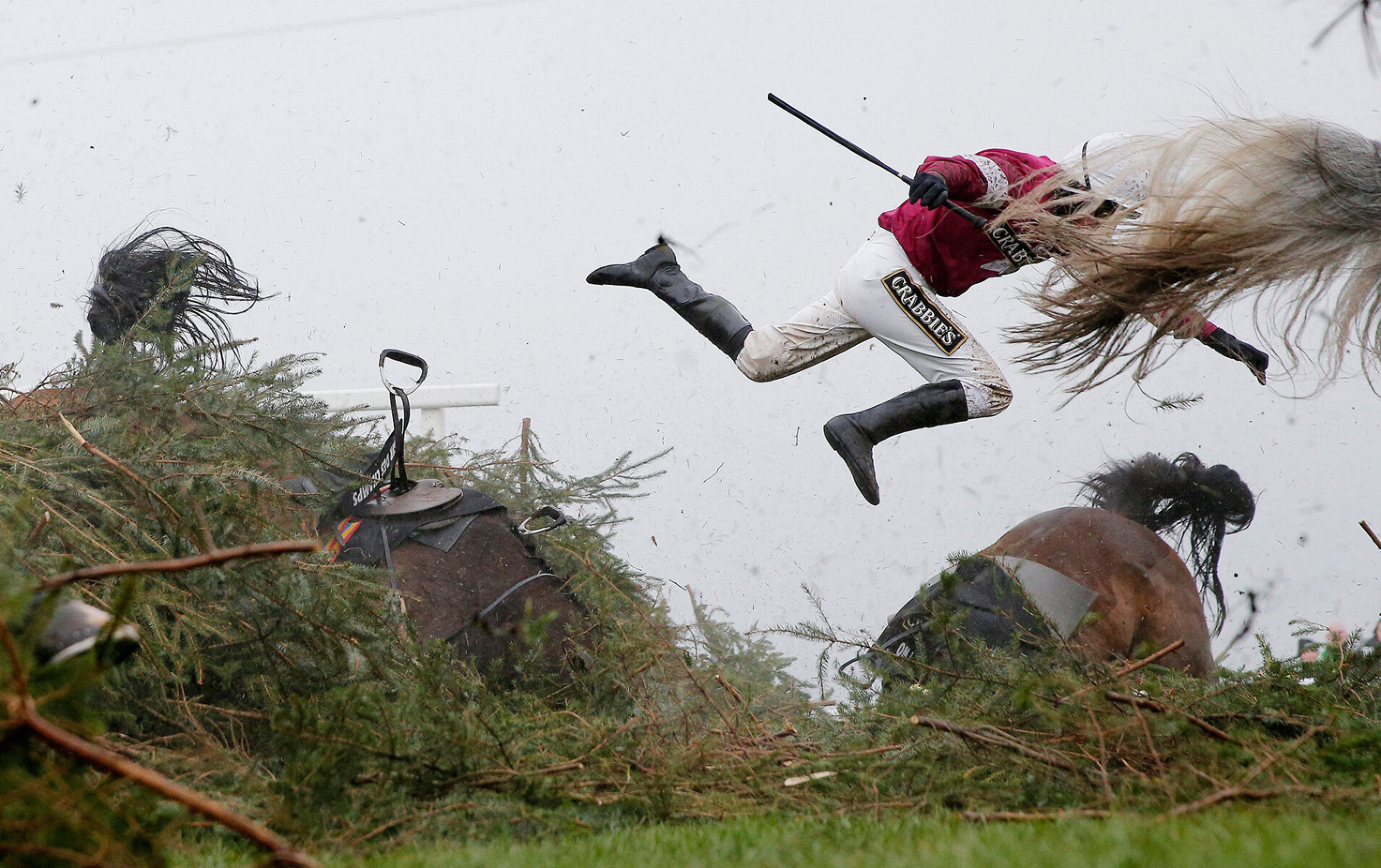 <p>Первое место в категории&nbsp;&laquo;Спорт&raquo;. На фотографии: жокей Нина Карберри падает с лошади&nbsp;во время Национальных скачек на ипподроме&nbsp;в Ливерпуле.</p>