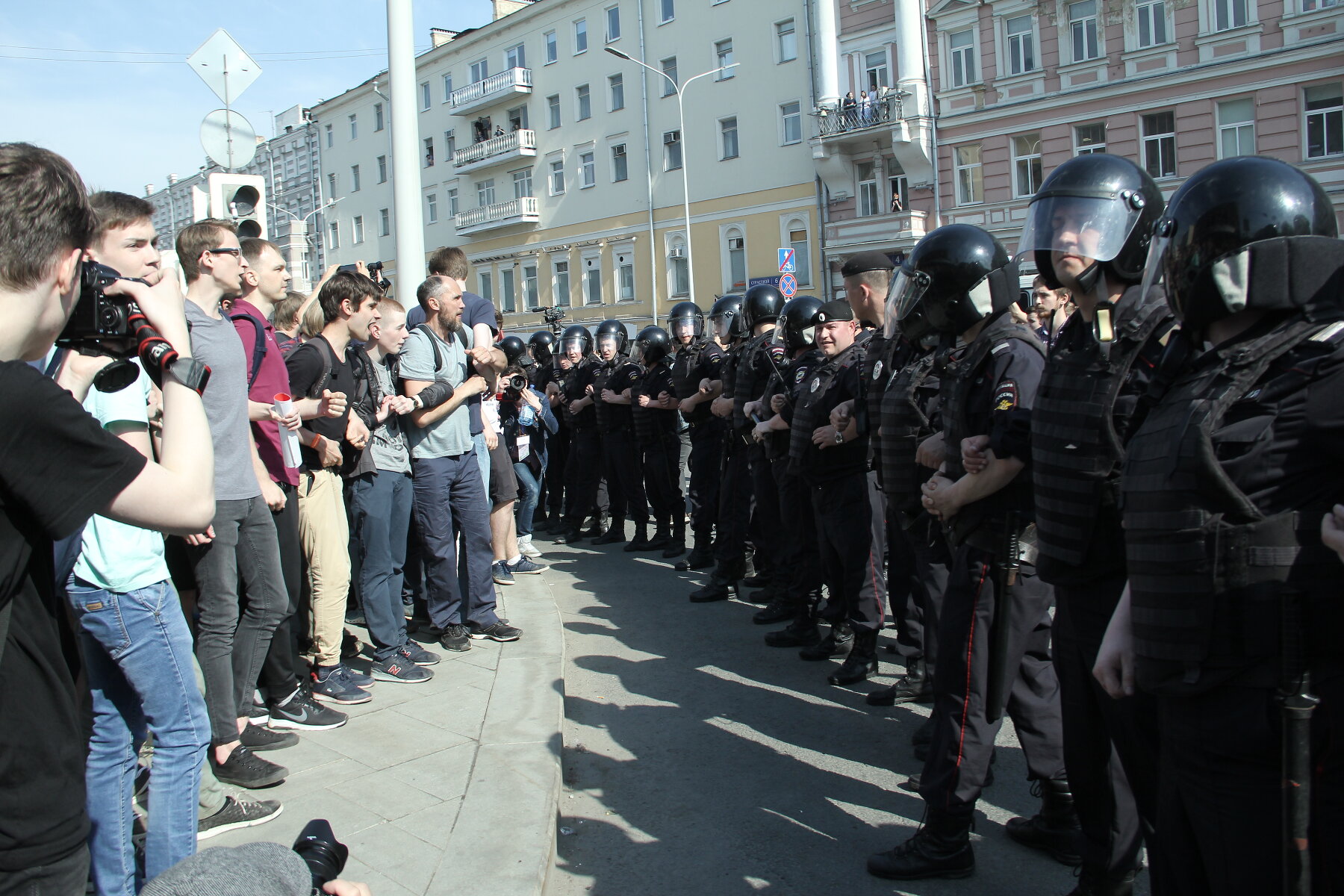 <p>После того, как ОМОН оттеснил часть протестующих с Пушкинской площади, люди вышли на проезжую часть Страстного бульвара.</p>