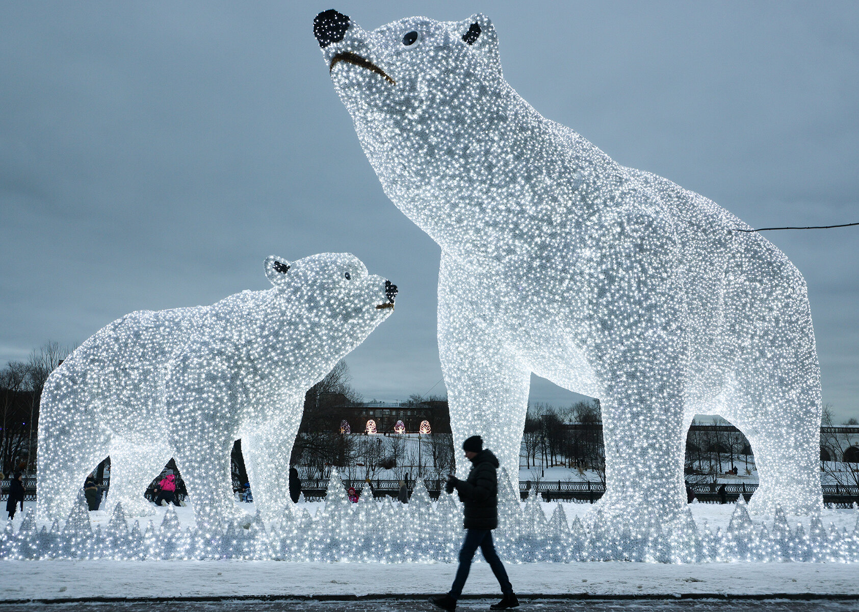 <p>Инсталляция &laquo;Полярные медведи&raquo; на проспекте Мира в Москве, 18 декабря 2021 года</p>