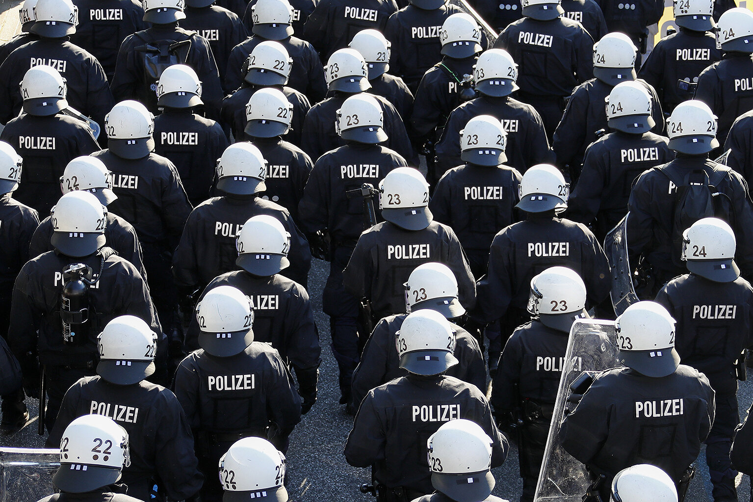 <p>Безопасность во время саммита обеспечивают около 20 тысяч полицейских.</p>