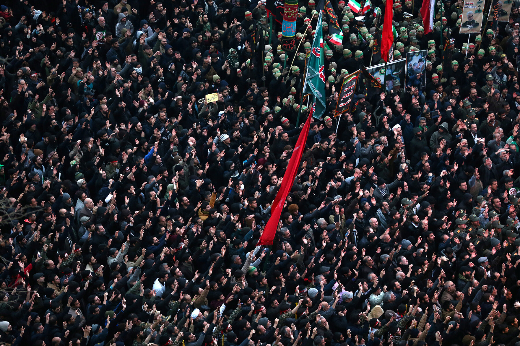 <p>Иранцы массово вышли на улицы, чтобы почтить память генерала Сулеймани, командира элитного подразделения &laquo;Аль-Кудс&raquo; иранского Корпуса стражей исламской революции, убитого в результате авиаудара США по военной базе, 4 января, Тегеран</p>