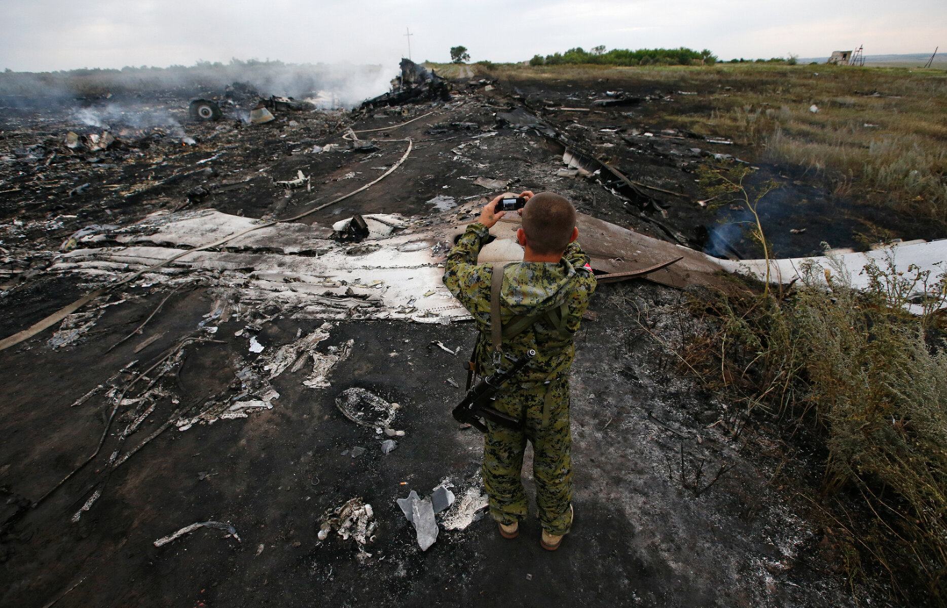 <p>Боец армии самопровозглашенной ДНР на месте крушения Boeing-777 авиакомпании Malaysian Airlines, рейс MH-17. Донецкая область, 2014 год</p>