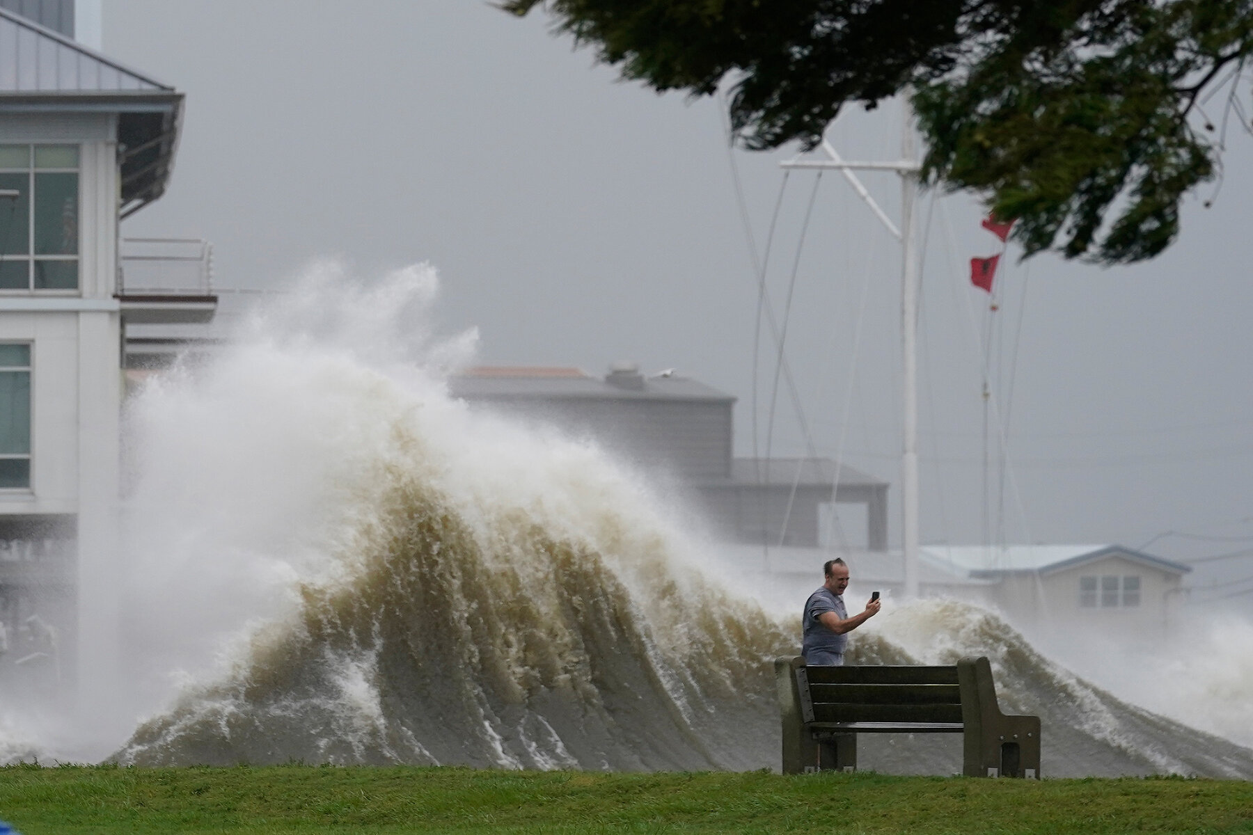 <p>Мужчина делает селфи на фоне волн озера Пончартрейн в Новом Орлеане, Луизиана, 29 августа 2021 года</p>