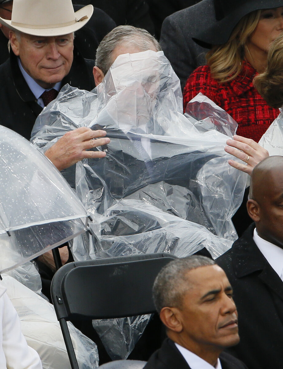 <p>Бывший президент США Джордж Буш-младший под дождем во время церемонии инаугурации Дональда Трампа в качестве 45-го президента Соединенных Штатов.</p>