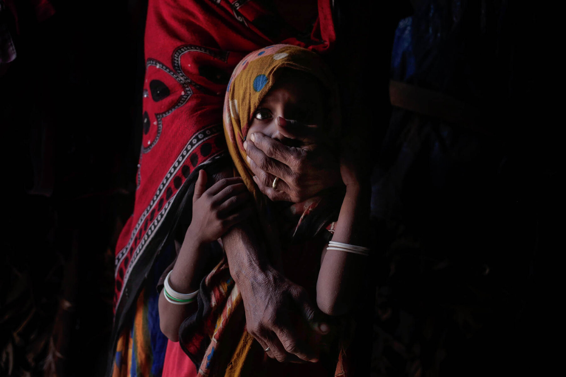 <p>Хагар Йахия обнимает свою пятилетнюю дочь Асаф. Из-за голода в Йемене,&nbsp;девочка ест только хлеб и пьет только чай, получая в день лишь половину необходимой суточной нормы калорий. Йахия рассказывает, что в прошлом году она вместе с восемью детьми бежала из центра военных столкновений на юг страны, в деревню Красная звезда. Здесь семья голодает</p>