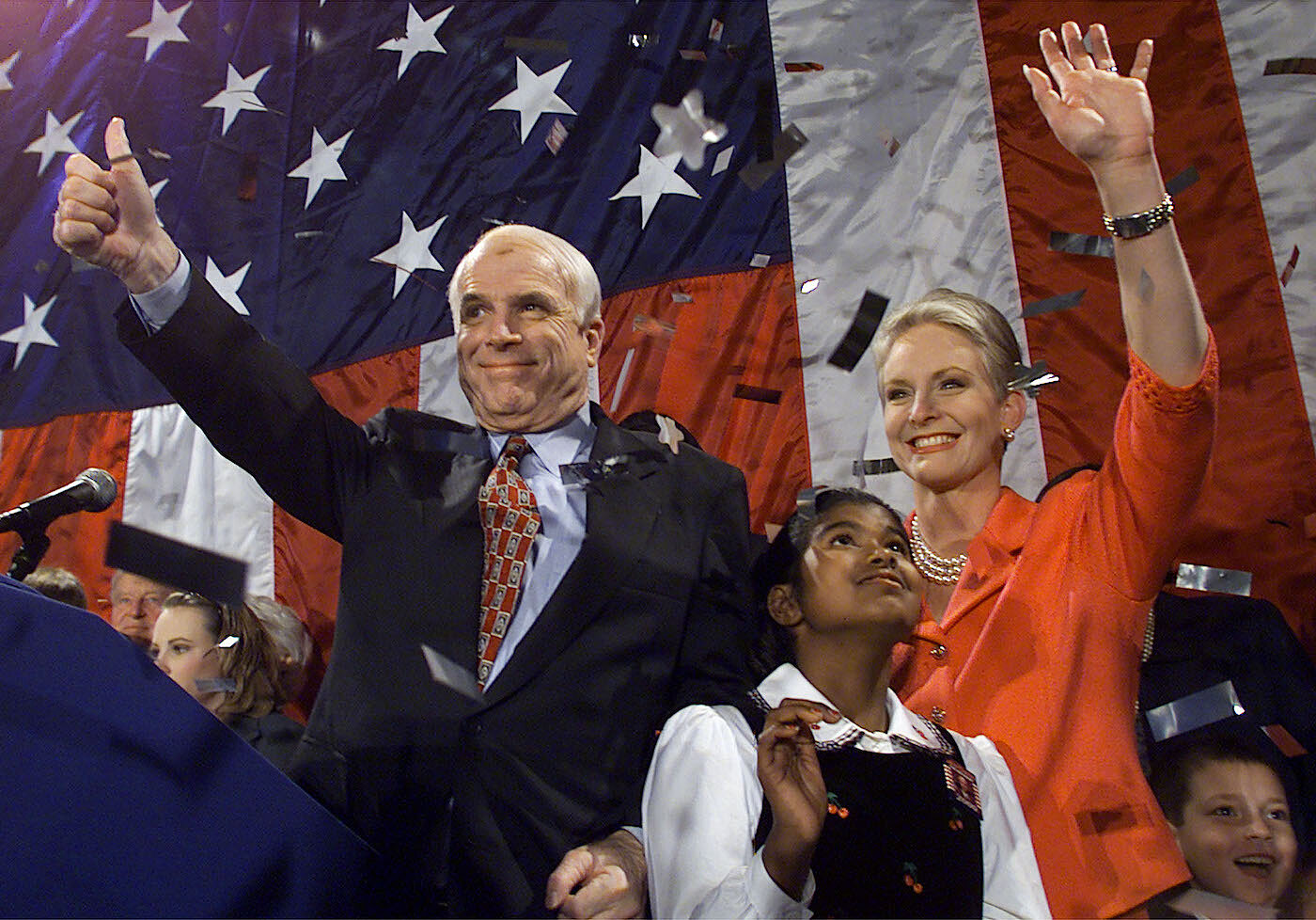 <p>7 марта 2000 года. Джон Маккейн празднует победу на праймериз со своей женой и дочерью.</p>