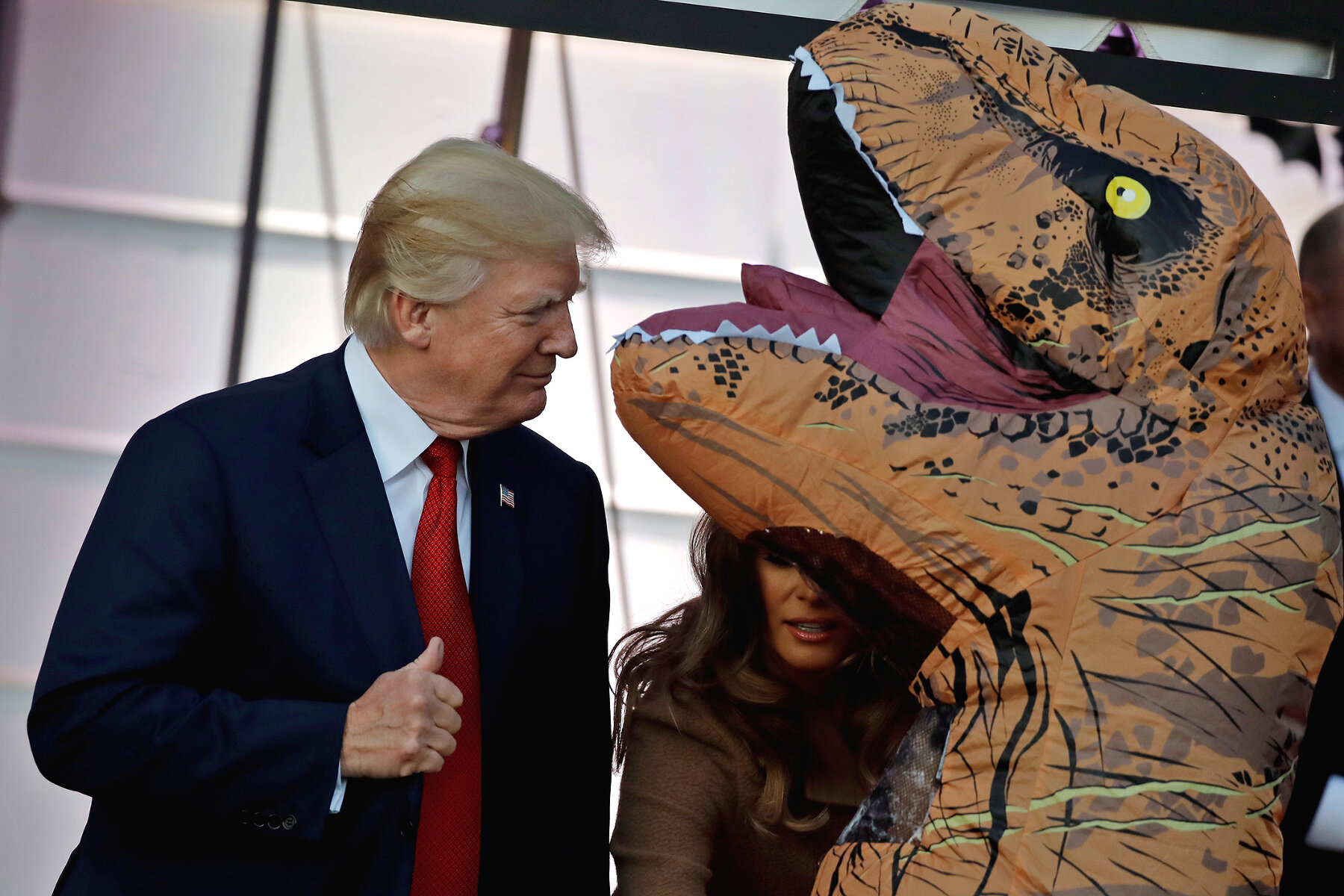 <p>Дональд Трамп и Мелания Трамп раздают угощения детям во время празднования Хэллоуина в Белом доме</p>
