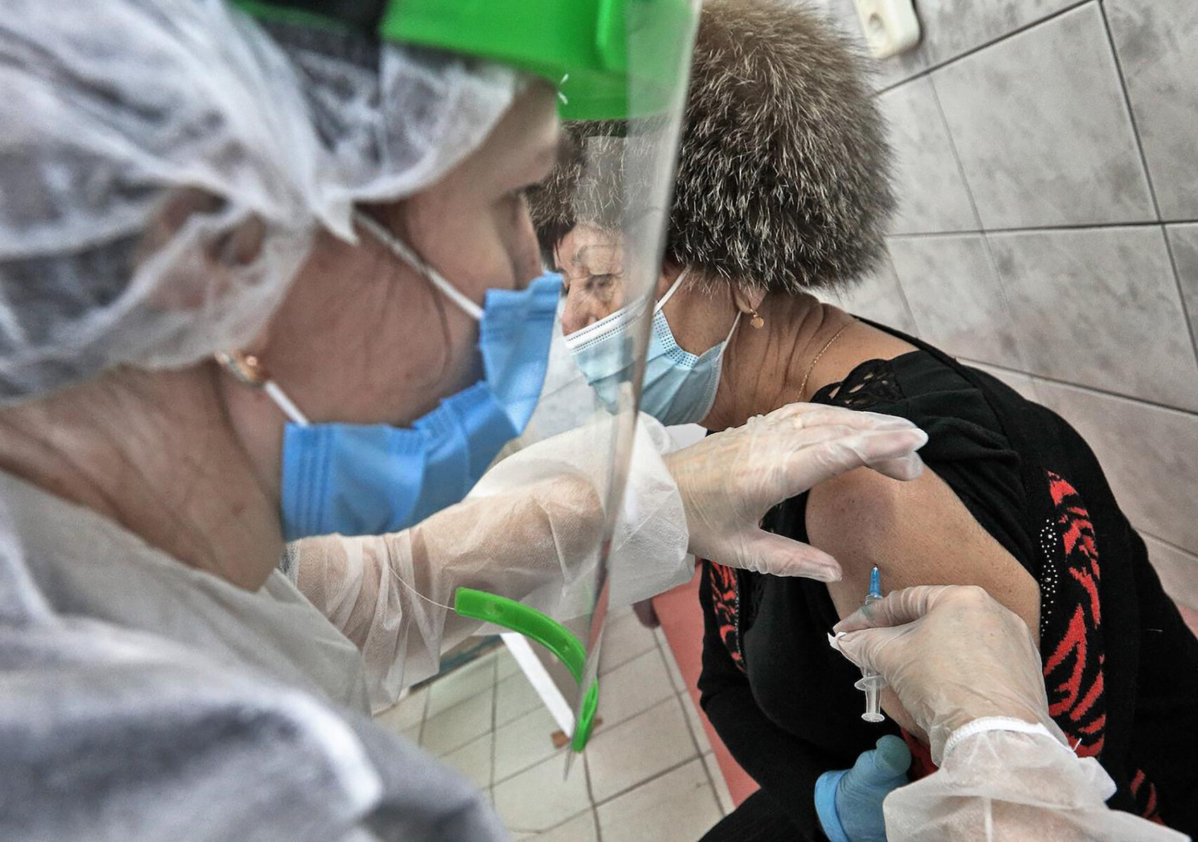 <p>Женщине делают прививку от коронавируса препаратом &laquo;Спутник V&raquo; в Волгограде</p>