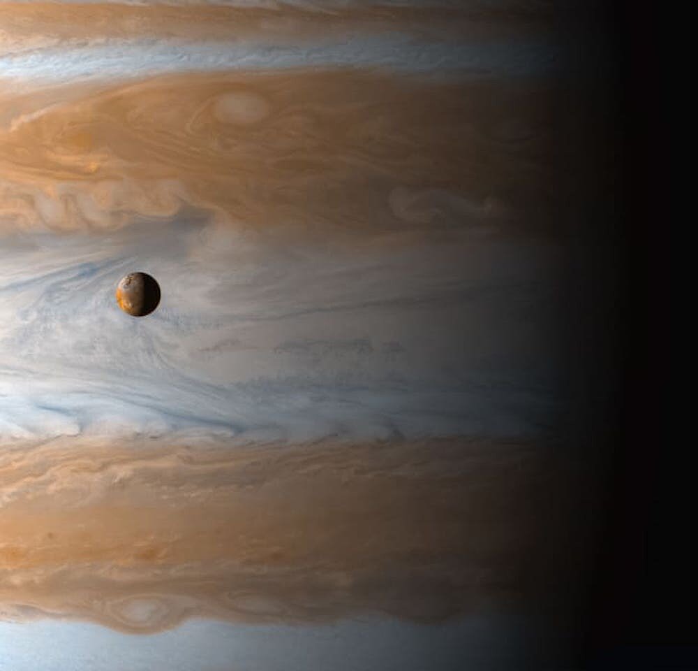 <p>Спутник Юпитера Ло, фото межпланетной космической станции &laquo;Кассини&raquo;.</p>