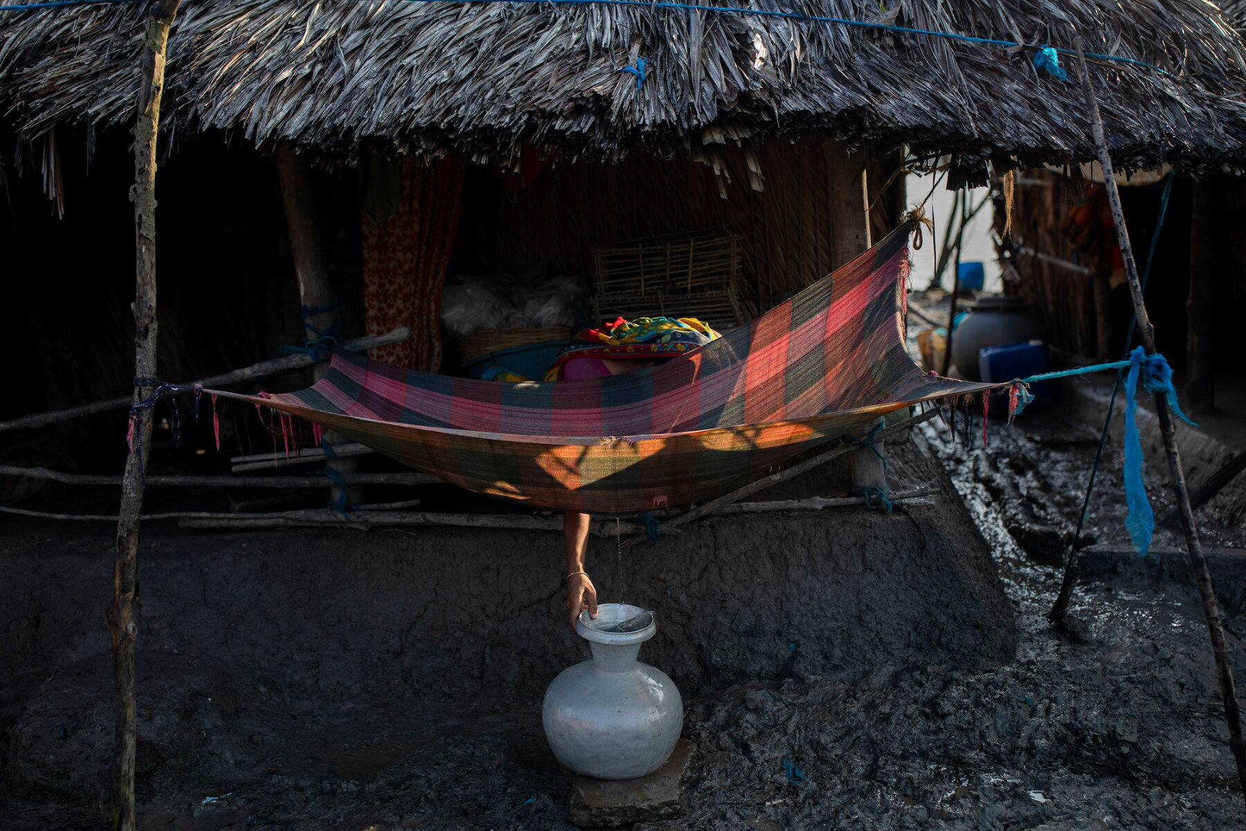 Climate Crisis Solutions: Collecting Drinking Water in Kalabogi. <p>Номинация &laquo;Лучший снимок&raquo; в категории &laquo;Окружающая среда&raquo;. Женщина собирает питьевую воду из ткани, развернутой для ловли утренней росы в Бангладеш</p>