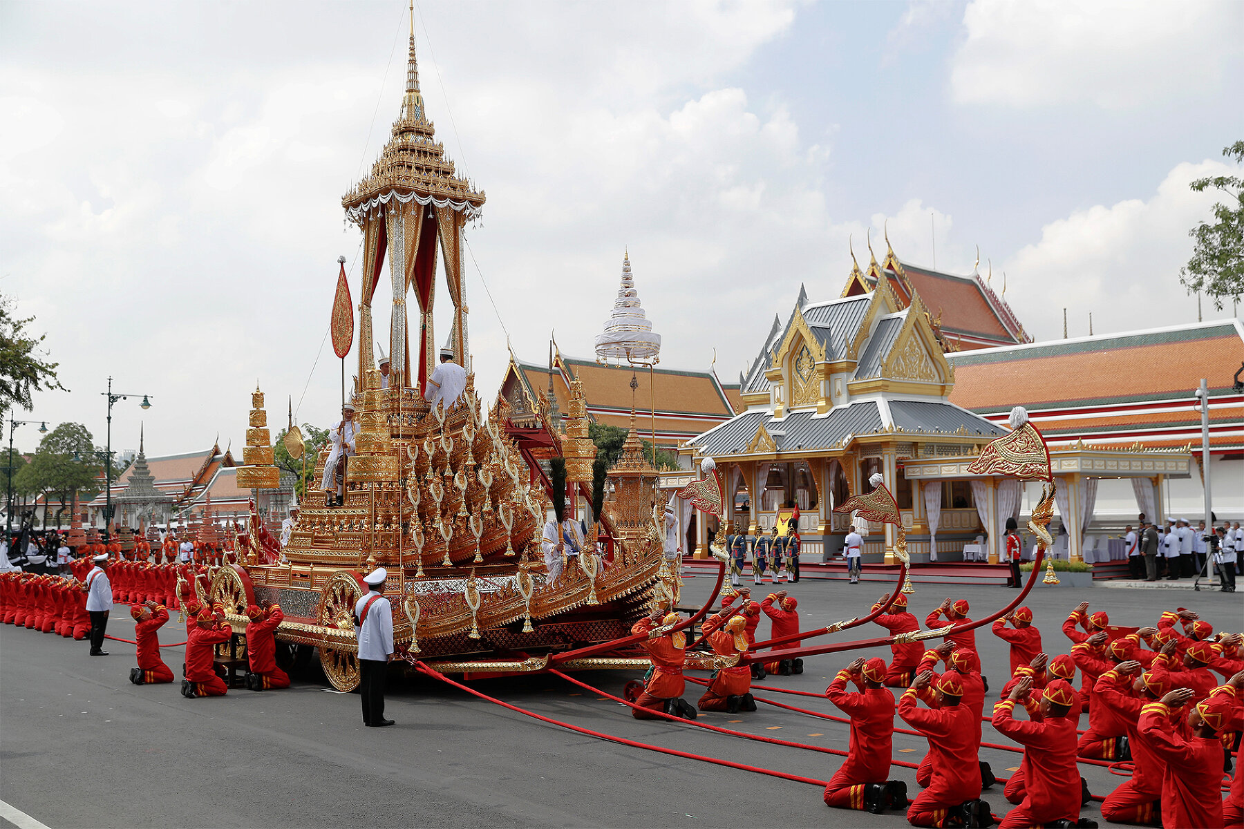 <p>Колесница с гробовой урной короля Таиланда, в которой находится его забальзамированное тело в позе лотоса.</p>