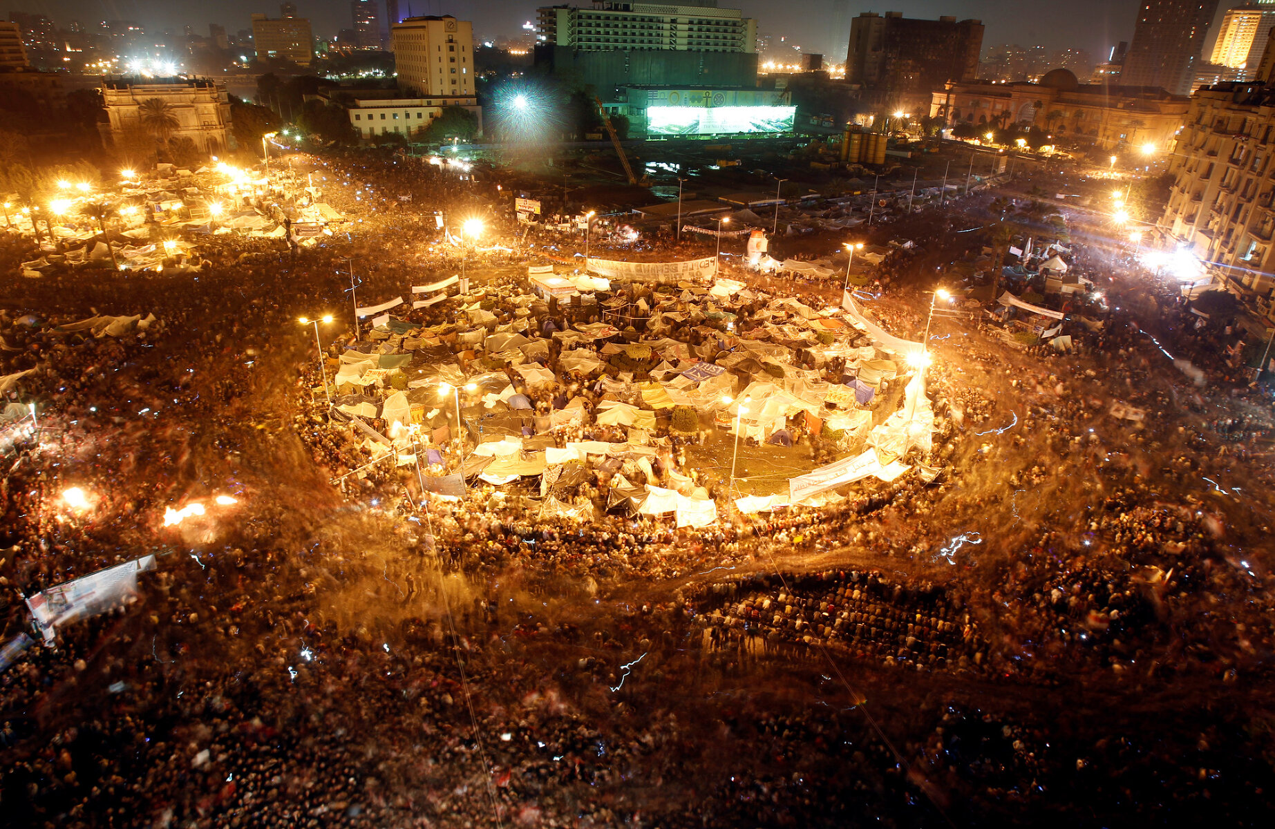 <p>&laquo;Арабская весна&raquo;: сотни тысяч людей протестуют в Каире на площади Тахрир против президента Хосни Мубарака. Египет, 2010 год</p>