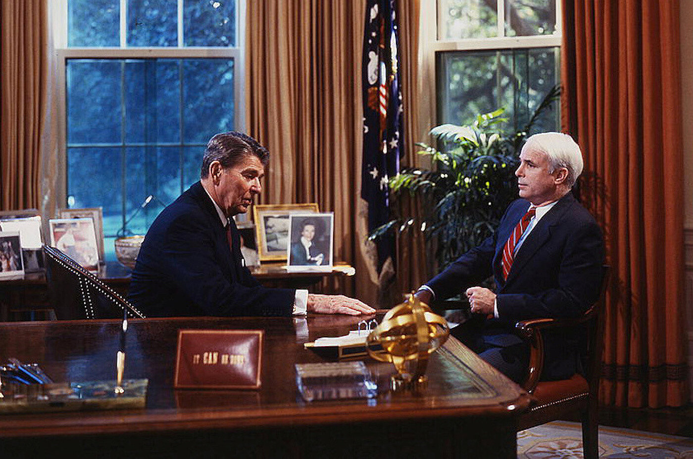 <p>1986 год. Встреча с президентом&nbsp;США Рональдом Рейганом в Овальном кабинете Белого дома</p>