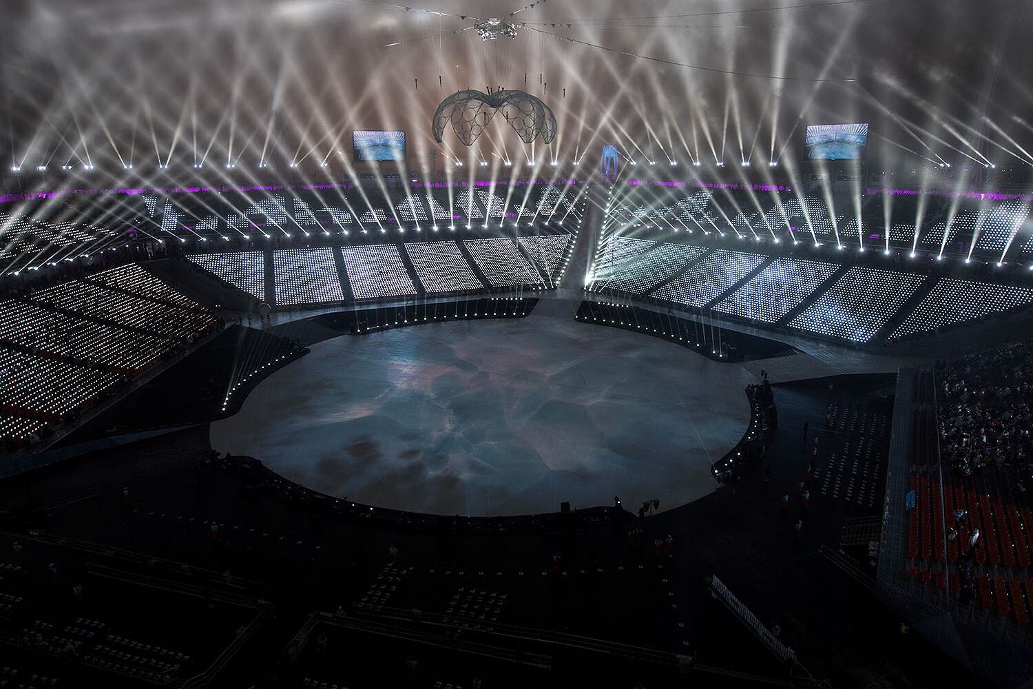 <p>Церемония открытия Паралимпиады прошла на Олимпийском стадионе Пхенчхана. Он вмещает 35 тысяч человек и занимает площадь 240 тысяч квадратных метров (вместе с прилегающей территорией).</p>

<p>Стадион имеет форму пятиугольника, каждая угловая трибуна которого символизирует цели Игр с разных сторон: мир, культуру, экологию, экономию и развитие информационных технологий.</p>