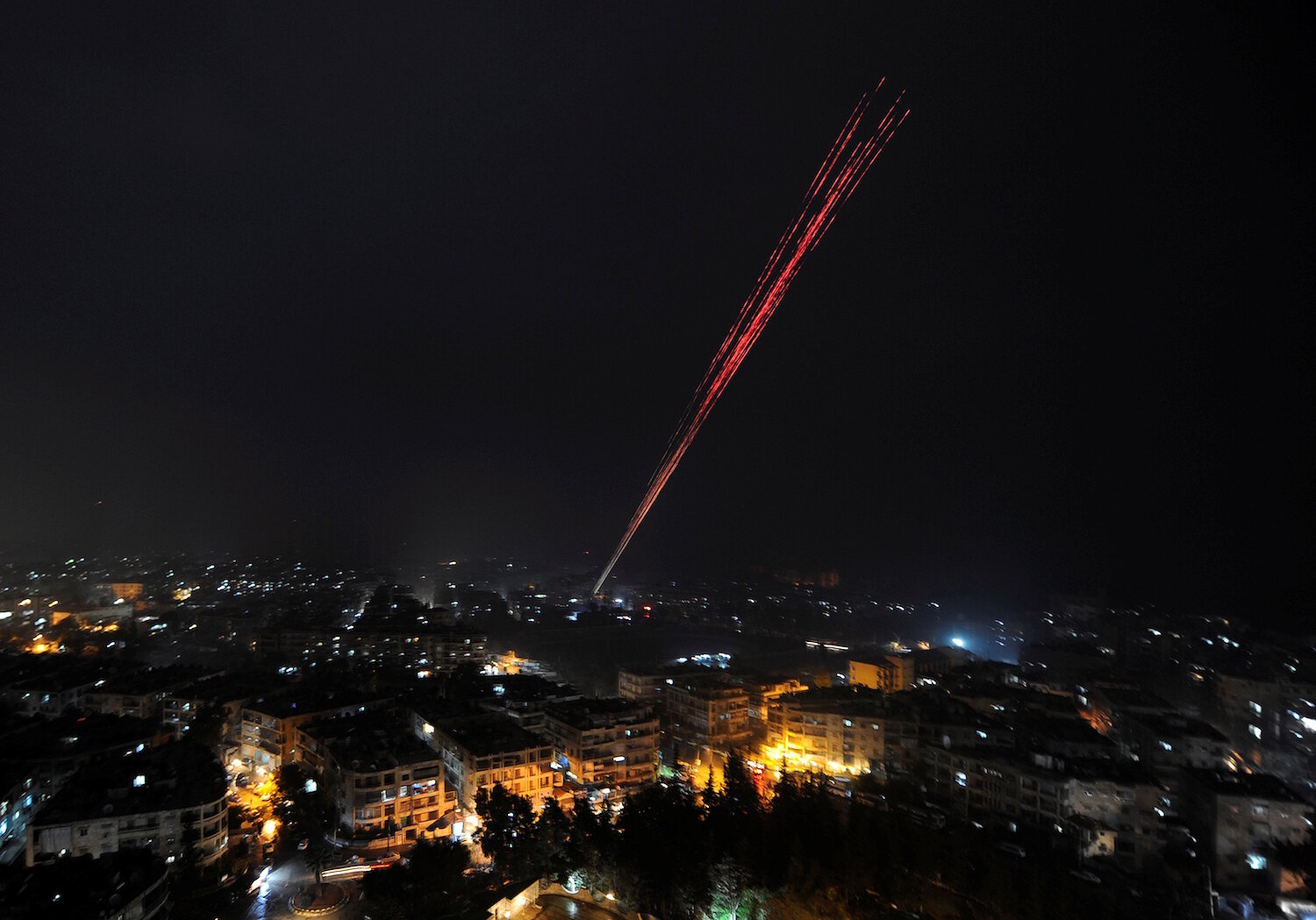 <p>12 декабря. Алеппо, Сирия.&nbsp;Правительственные сирийские войска&nbsp;стреляют&nbsp;в небо, празднуя&nbsp;победу над повстанцами.</p>