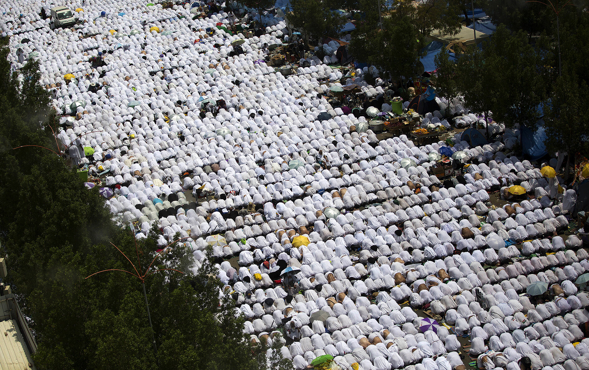 <p>Паломники во время дневной молитвы на горе Арафат</p>