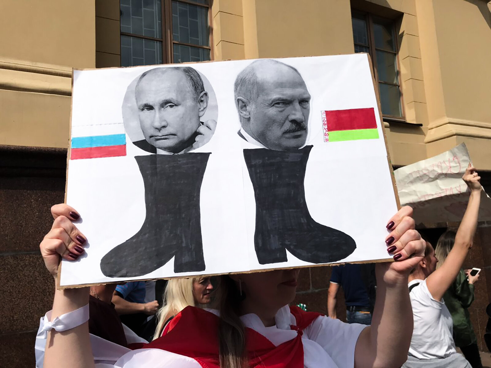 <p>В день рождения Александра Лукашенко протестовать на улицы Минска вышли десятки тысяч человек. Не обошлось без лозунгов и плакатов, обыгрывающих отношения между Владимиром Путиным и президентом Беларуси.</p>