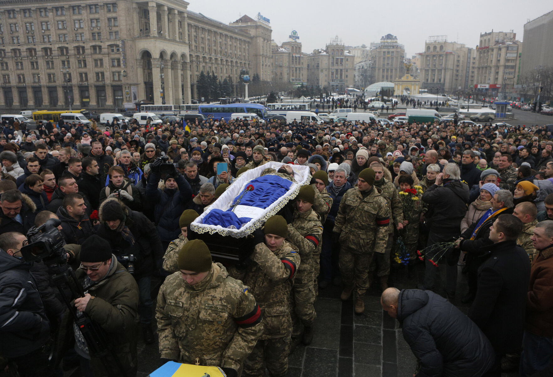 <p>Украинские военнослужащие на площади Независимости в Киеве несут гроб однополчанина, погибшего под Донецком.&nbsp;</p>