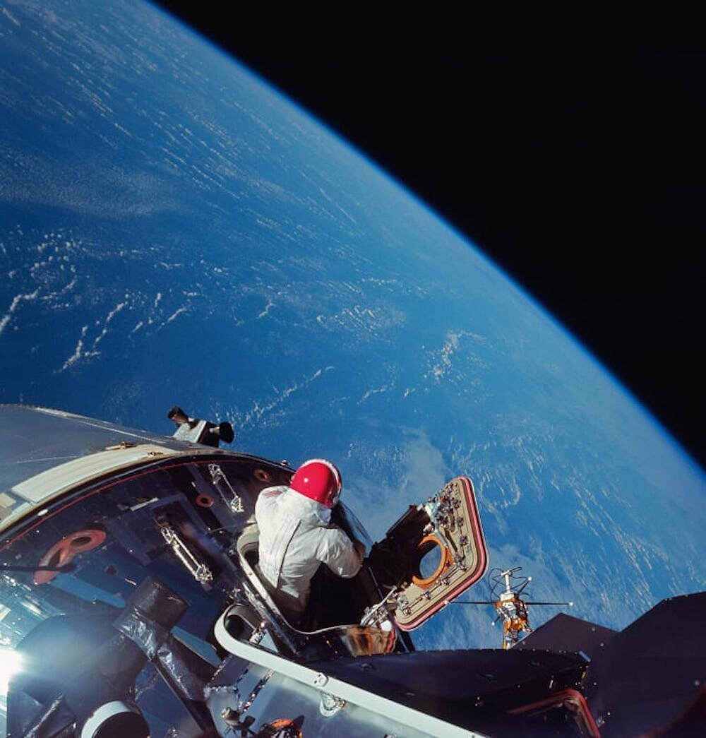 <p>Астронавт Дейв Скотт смотрит на Землю с корабля &laquo;Аполло-9&raquo;.</p>