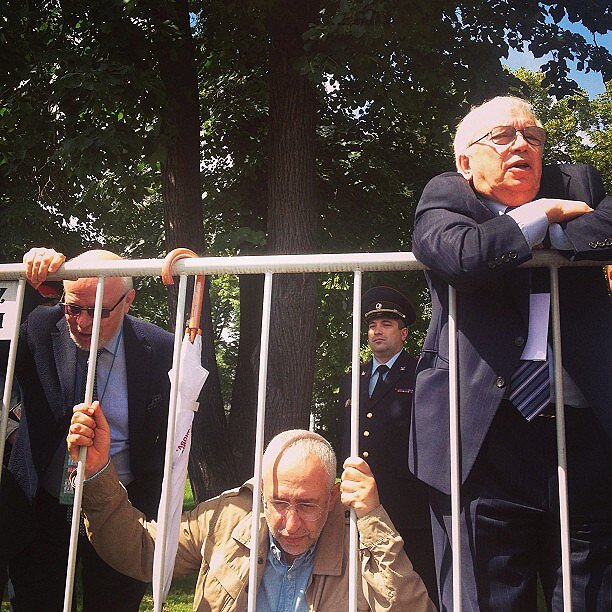 Михаил Федотов, Николай Сванидзе и Владимир Лукин во время шествия оппозиции. Болотная площадь, Москва, 12 июня 2013