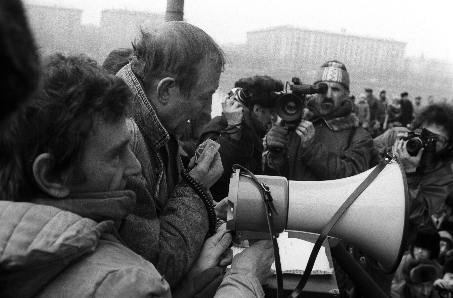 <p>В 1988 году Евтушенко стал членом правозащитного исторического общества &laquo;Мемориал&raquo;. На фотографии Евтушенко&nbsp;на митинге, который организовало общество.</p>