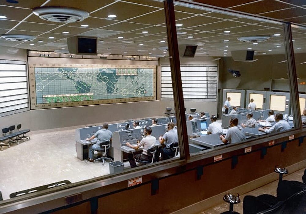 <p>Центр контроля полетов&nbsp;&laquo;Меркурий&raquo;&nbsp;на мысе Канаверал. Отсюда наблюдали за несколькими управляемыми космическими запусками, проведенными с мая 1961 по март 1965 года.</p>