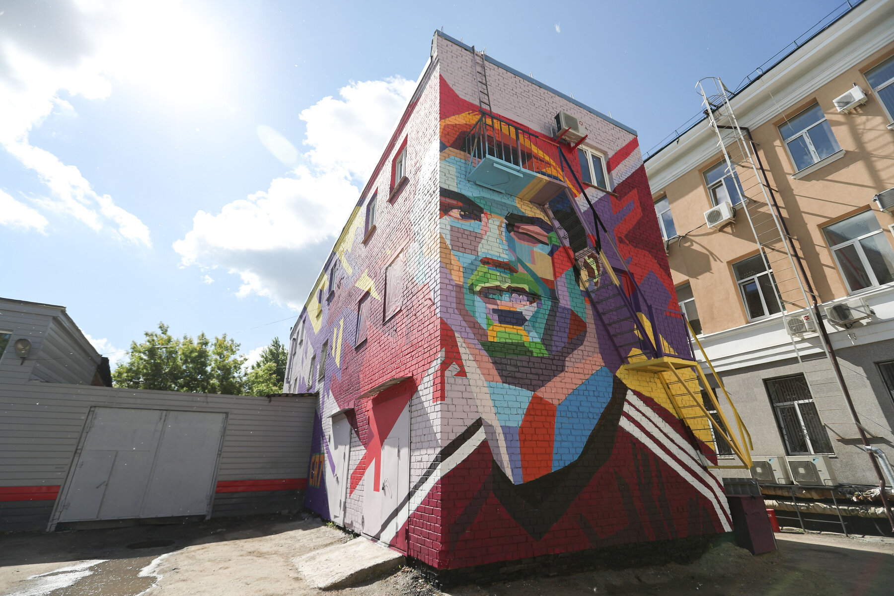 <p>Граффити с изображением Криштиану Роналду напротив отеля в Казани, где поселили сборную Аргентины с Лионелем Месси</p>