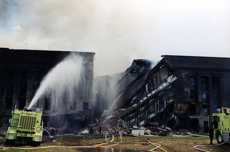 <p>Пожарные у здания Минобороны США после теракта</p>