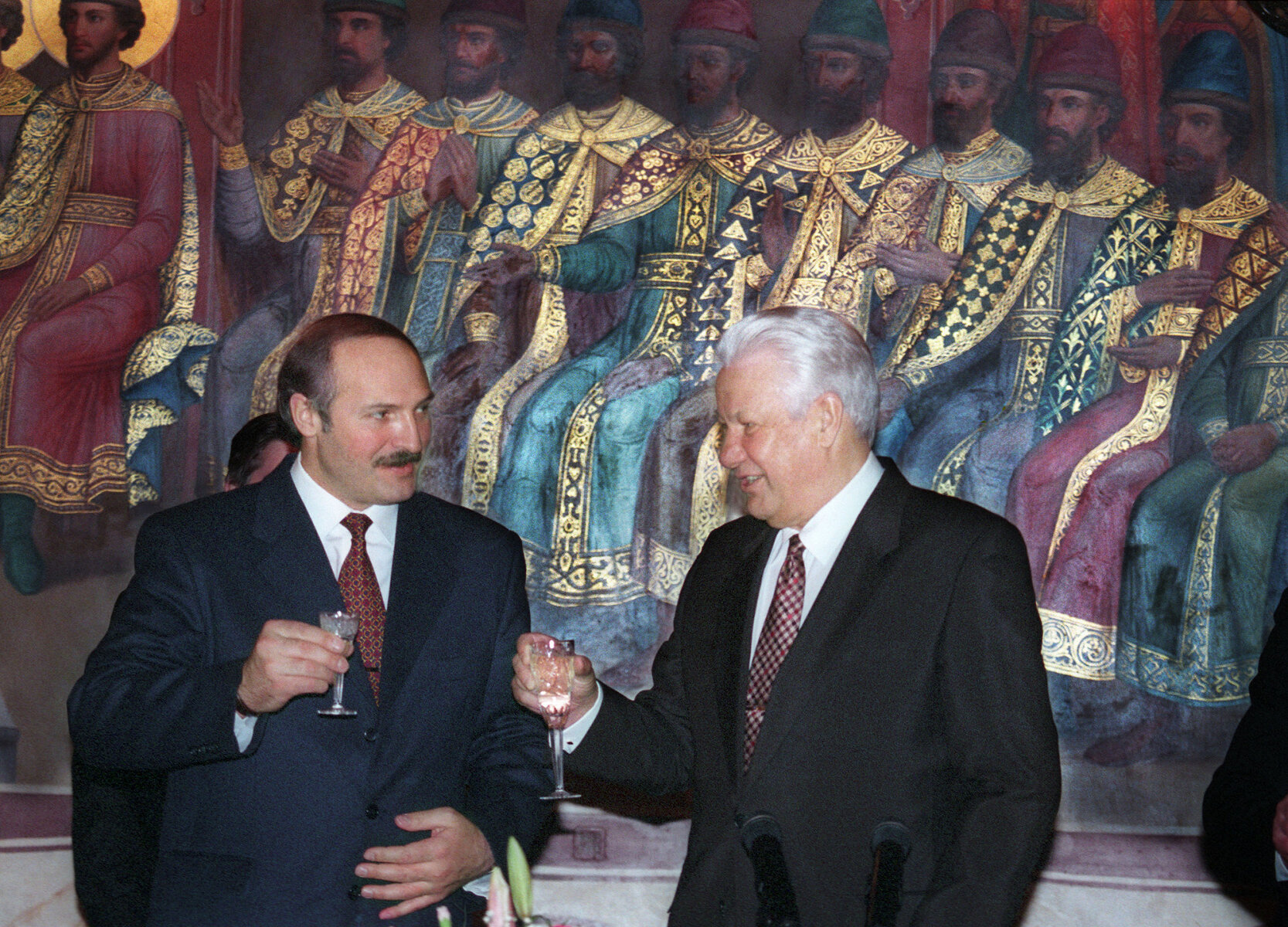 <p>Лукашенко на официальном обеде с Борисом Ельциным, 27 февраля 1996 года</p>