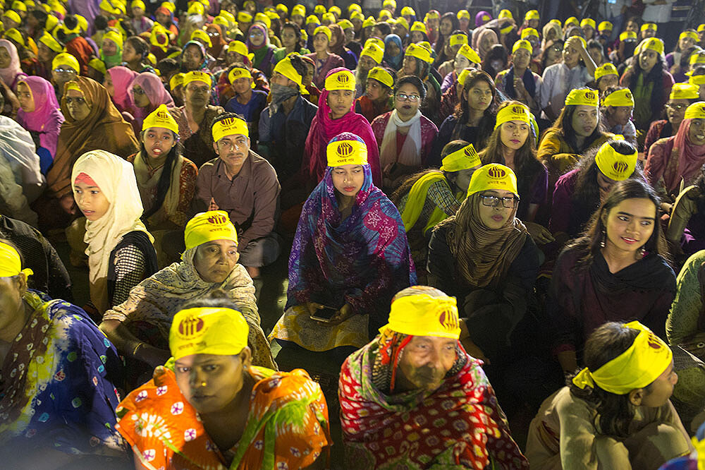 <p>Женщины у памятника&nbsp;Шахид-Минар в центре Дакки,&nbsp;Бангладеш в ночь на 8 марта</p>