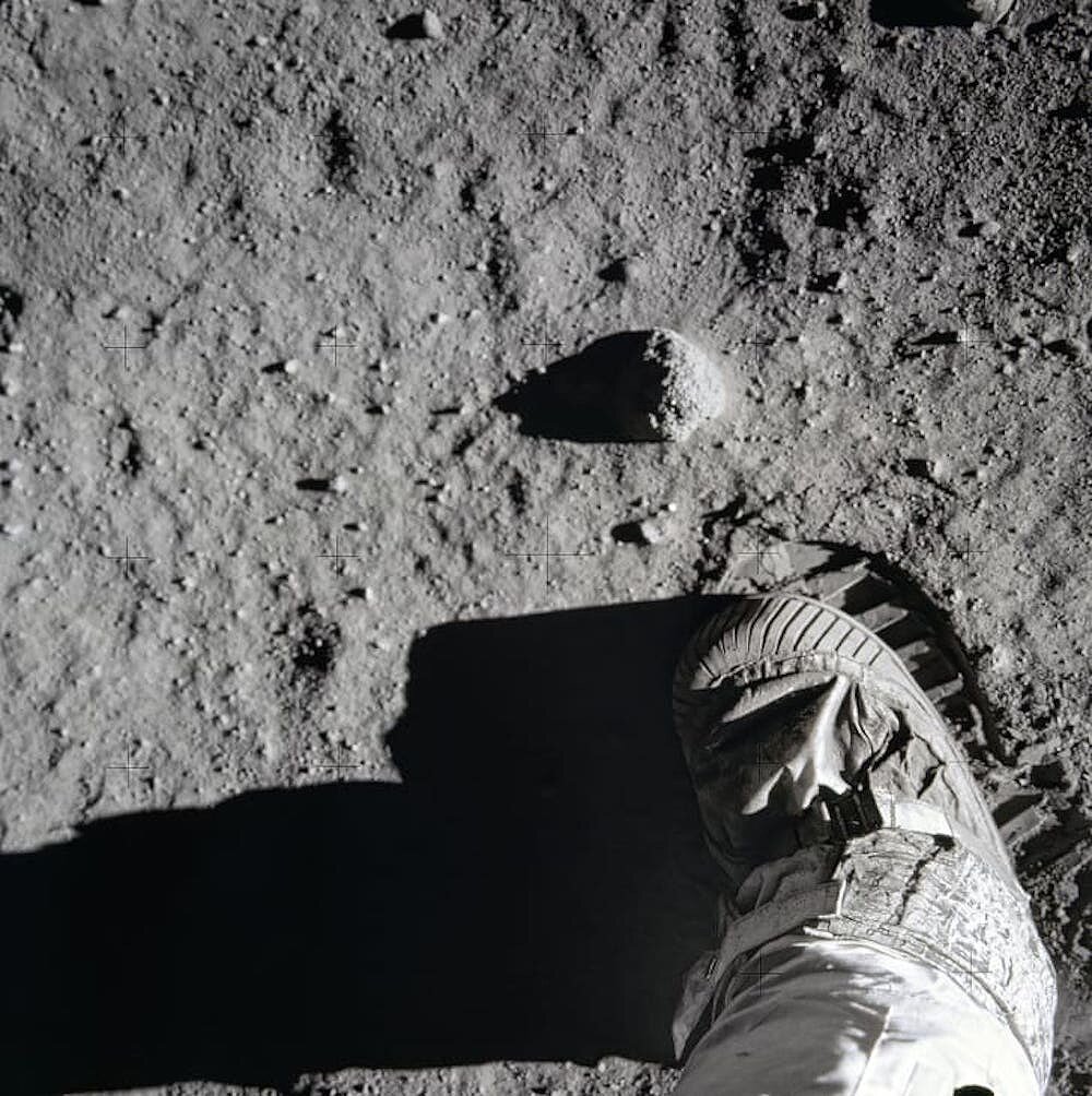 <p>Сапог Базза Олдрина на поверхности Луны. Скорее всего след от ботинка сохранился до нашего времени: на Луне нет ни дождя ни амосферы, способных повредить отпечаток.</p>