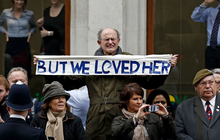 Англичанин с плакатом на похоронах экс-премьер министра Великобритании Маргарет Тэтчер, Лондон, 17 апреля 2013. AP Photo/Matt Dunham