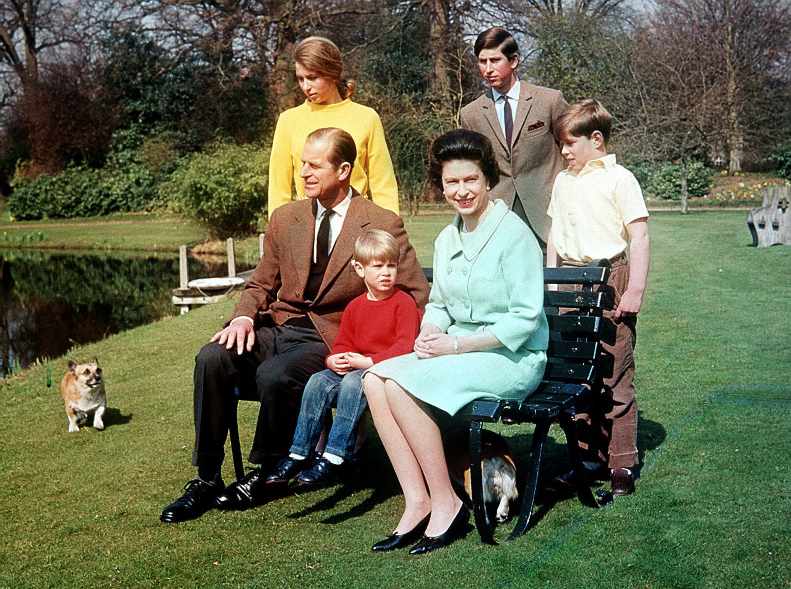 <p>Филипп и Елизавета с детьми (слева направо): принцессой Анной, принцем Эдвардом, принцем Чарлзом и принцем Эндрю в 1968 году, Беркшир, Лондон</p>