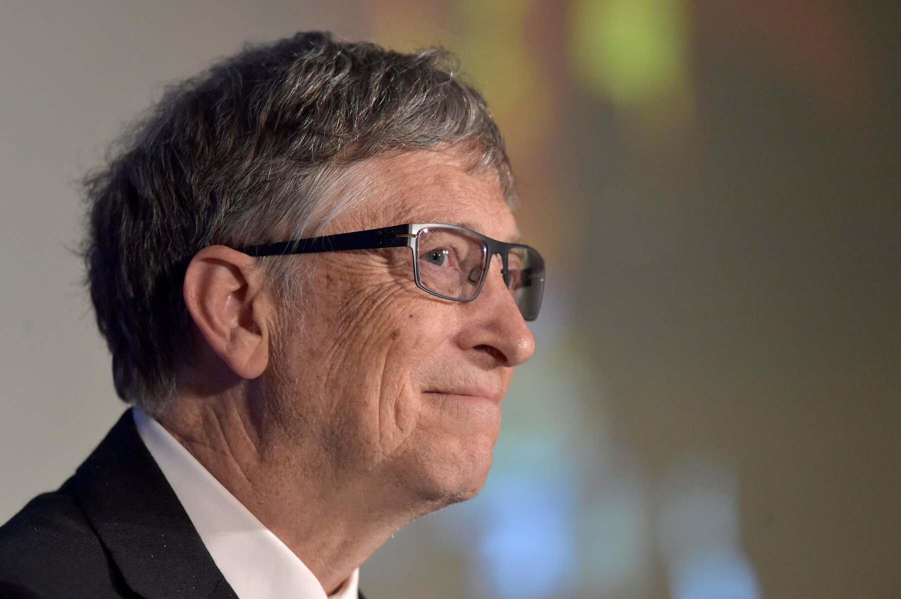<p><strong>Самый богатый бизнесмен: Билл Гейтс</strong></p>

<p>За последние 23 года основатель Microsoft Билл Гейтс&nbsp;занимал первую строчку мирового рейтинга миллиардеров Forbes&nbsp;18 раз. И этот год не стал исключением. За последний год состояние Гейтса &nbsp;увеличилось на 10&nbsp;миллиардов долларов до 86,8 миллиарда. В 2014 году Гейтс покинул пост гендиректора Microsoft, оставшись в компании в качестве советника и члена совета директоров. Он также продал большую часть акций компании, оставив себе 2,5%, на которые приходится 13% его состояния. Гейтс инвестировал в Canadian National Railway &mdash; оператора&nbsp;крупнейшей&nbsp;в Северной Америке сети железных дорог, в компании&nbsp;Deere &amp; Co и AutoNation. Вместе с женой Гейтс возглавляет крупнейший в мире благотворительный фонд Билла и Мелинды Гейтс, который инвестирует в развитие медицины в развитых странах.&nbsp;В 2016 году&nbsp;Гейтс объявил о создании инвестиционного фонда объемом миллиард долларов Breakthrough Energy. Вместе с другими миллиардерами, среди которых в&nbsp;том числе генеральный директор Amazon Джефф Безос и основатель Alibaba Джек Ма, фонд будет инвестировать в альтернативную энергетику.</p>

<p>Второе место в глобальном рейтинге занял инвестор Уоррен Баффет, его состояние Forbes оценил в 75,6 миллиарда долларов.</p>